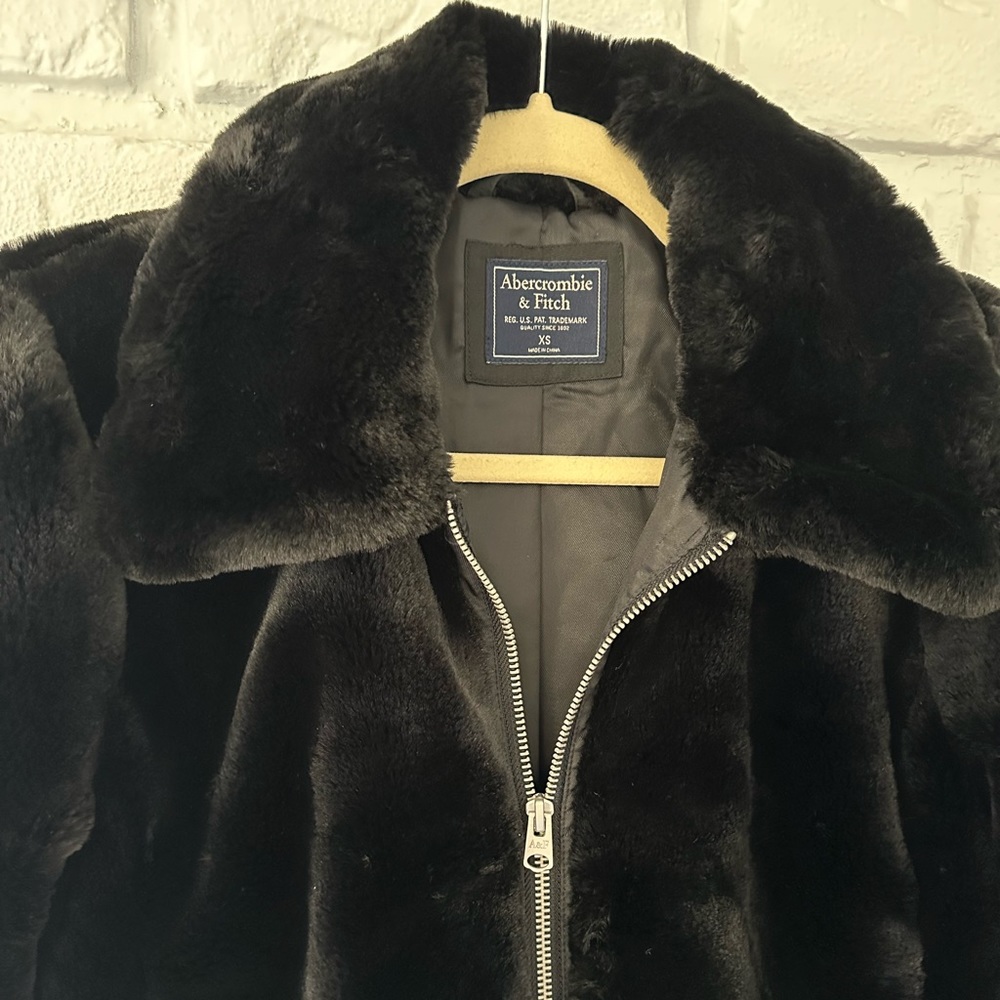 Like New Abercrombie & Fitch Black Faux Fur Bomber Jacket Coat Size XS - Picture 3 of 4